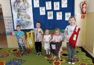 Przedszkolaki prezentują eko torby wykonane podczas warsztatów ekologicznych.