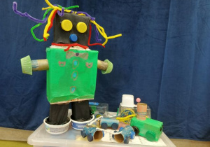 Wystawa wykonanych eko zabawek.