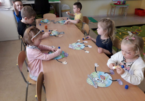 Zabawa plastyczna dzieci "Portret Ziemi".