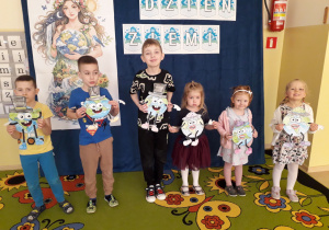 Dzieci prezentują wykonane "Portrety" Ziemi.