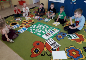 Zabawa dydaktyczna "Segregujemy śmieci". Dzieci dobierają ilustracje odpadów i dopasowują do odpowiednich koszy na odpady.