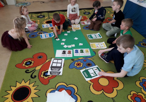 Zabawa dydaktyczna "Segregujemy śmieci". Dzieci dobierają ilustracje odpadów i dopasowują do odpowiednich koszy na odpady.