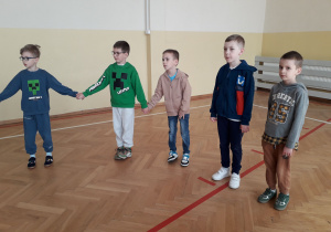 Przedszkolaki podczas zabawy kołowej w świetlicy szkolnej.