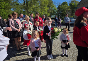 Delegacja dzieci podczas przemarszu majowego.