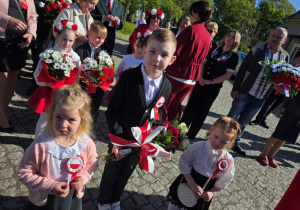 Delegacja dzieci podczas przemarszu majowego.