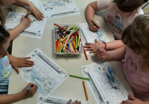 Dzieci siedzą przy stoliku i wykonują zadanie "Kubusiwego przyjaciela natury".