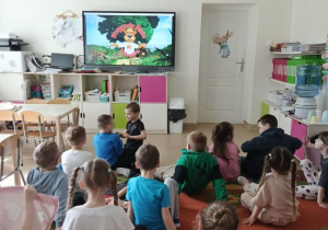 Dzieci oglądają film edukacyjny Kubusiowego Przyjaciela Natury.