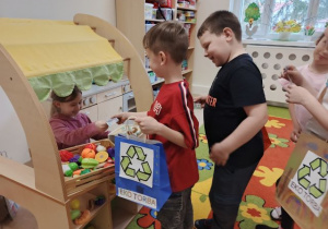 Dzieci podczas zabawy w sklep.