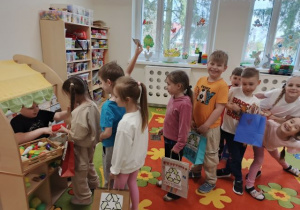 Dzieci podczas zabawy w sklep.