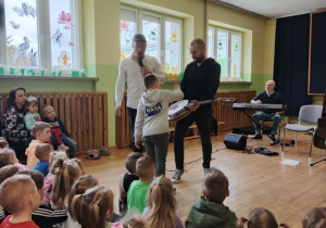 Chłopiec liczy struny na instrumencie.