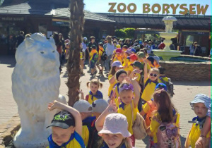 Dzieci stoją przed Zoo Borysew