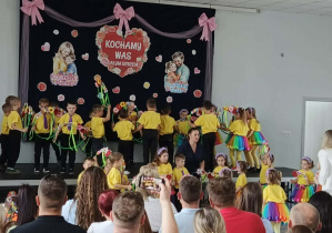 Dzieci na scenie w czasie występu grupowego