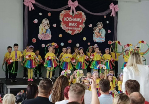 Dzieci na scenie w czasie występu grupowego
