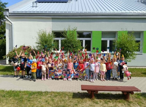 Dzieci w grupie pozują do zdjęcia na placu zabaw