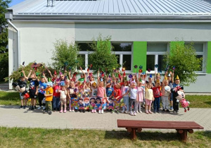 Dzieci pozują do zdjęcia na placu zabaw