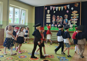 Dzieci w parach w czasie tańca przy piosence