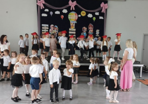 Przedszkolaki podczas występu z okazji zakończenie roku.