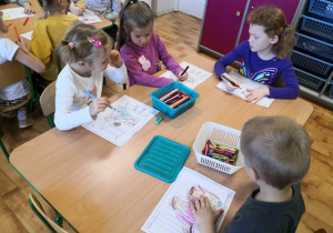 Przedszkolaki kolorujące obrazki o prawach dziecka