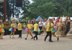 Dzieci tańczą w parach.