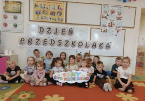 Grupa młodsza pozuje do zdjęcia.