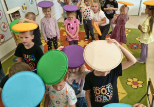 Dzieci podczas zabawy ruchowej z dużymi kolorowymi kropkami.