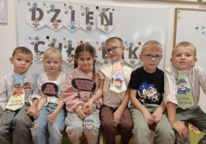 Chłopcy i dziewczynki pozują do zdjęcia.