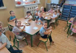 Przedszkolaki podczas słodkiego poczęstunku.