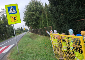 Dzieci oglądają znaki przy przedszkolu