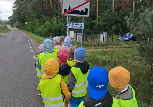 Dzieci oglądają znaki drogowe