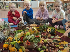 Dzieci oglądają jesienne dary natury