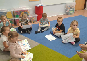 Dzieci opowiadają o swoich rodzinnych pracach plastycznych, które leżą przed nimi