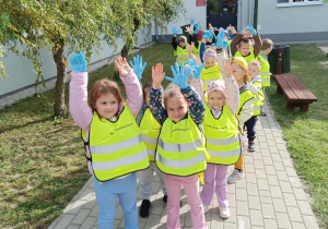 Dzieci przed budynkiem przedszkola przed rozpoczęciem zbierania śmieci