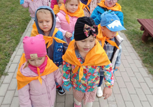 Dzieci przed budynkiem przedszkola przed rozpoczęciem zbierania śmieci