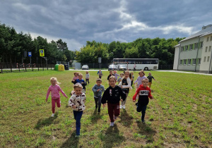 Dzieci biegają na boisku
