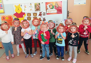 Dzieci z misiowymi maskami.