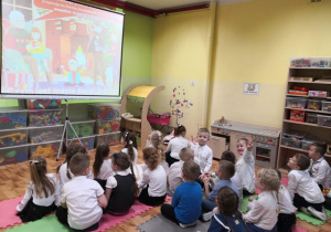 Przedszkolaki oglądające prezentację multimedialną