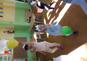 Dzieci tańczą z balonami.