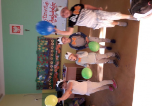 Dzieci tańczą z balonami.