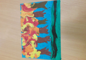 Praca na konkurs- kolorowe jesienne drzewa wykonane z plasteliny.