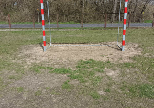 Bramka do gry w piłkę nożną na terenie placu przedszkolnego.
