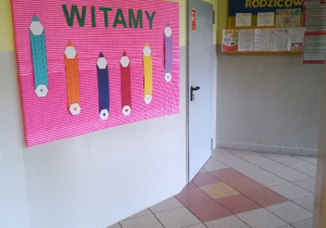Zdjęcie przedstawia korytarz przedszkolny.